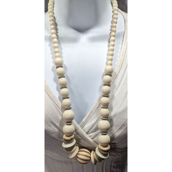 Vintage Cream And Grey Lucite Beaded Necklace - Picture 2 of 5